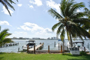 Luxury Villa Amazing View and Location Boat Access